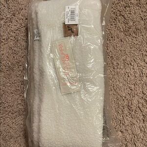White Sherpa scarf by Kookaburra
